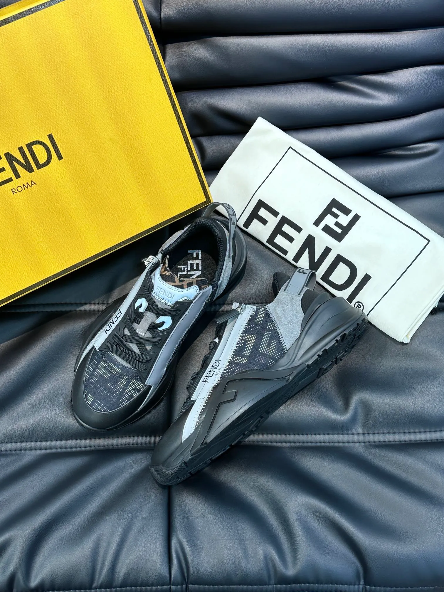 Men's shoes 💰p560 "Fend*" new men's casual sports shoes, equipped with elastic straps, side zippers, and corrugated soles engraved with F. Embossed Fendi Flow lettering on the heel. Made of technical fabric and a mix of blue and suede. Decorated with Lycra® details. FF graphic tongue. Ultra-light and wear-resistant EVA sole. Size: 38-44
